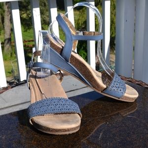 Cute and Comfortable Cornflower Blue Strapy Wedge Sandals Size 9.5